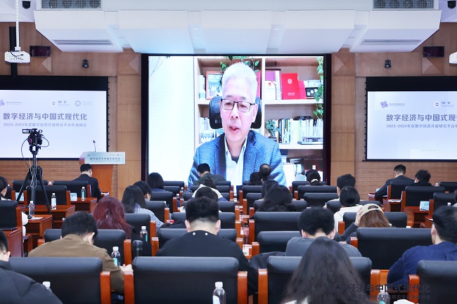 黄益平演讲.jpg